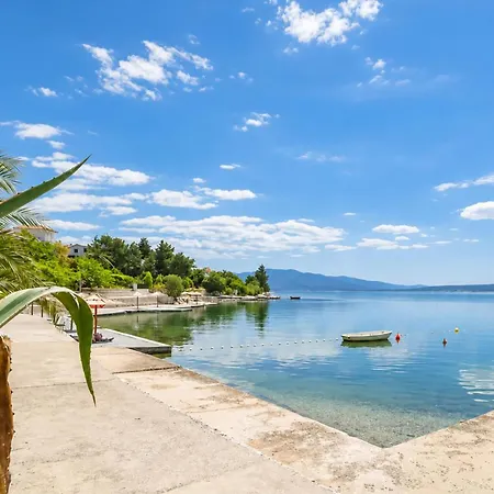 Cozy In With Private Swimming Pool, Be Inside Or Outside Maslenica